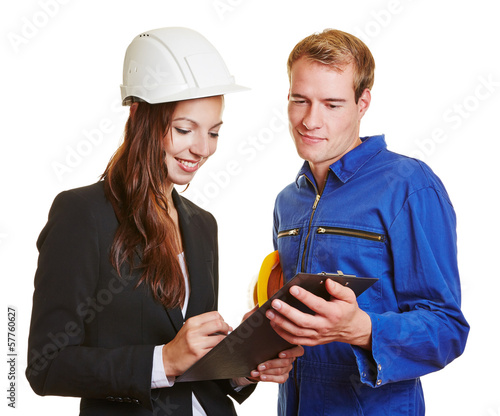 Photo: Arbeiter und Architektin mit Klemmbrett Arbeiter und Architektin mit Klemmbrett