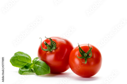 Photo: zwei tomaten mit Basilikum zwei tomaten mit Basilikum