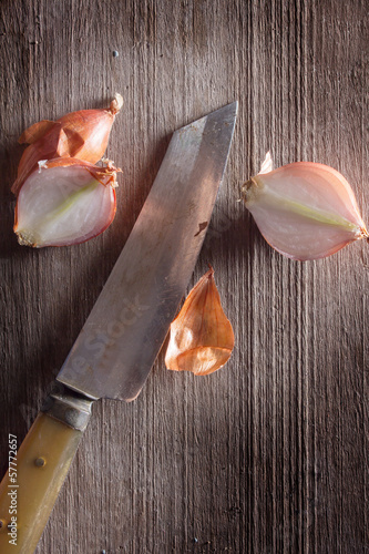 Photo: Shallot with kitchen knife Shallot with kitchen knife