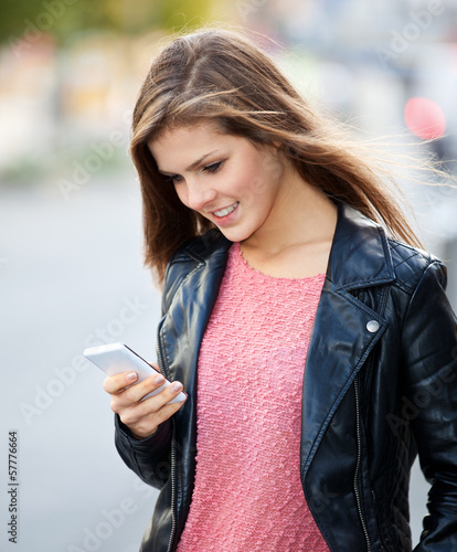 Photo: Junge Frau nutzt ihr smartphone Junge Frau nutzt ihr smartphone