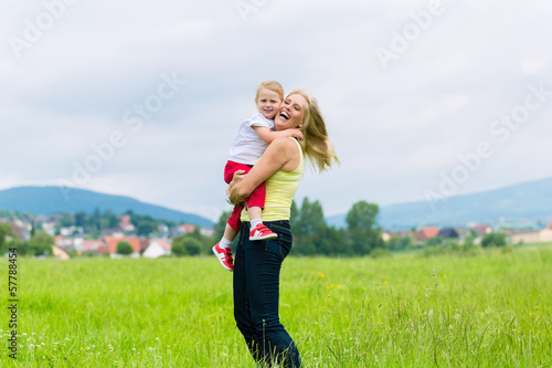 Photo: Mutter und Tochter auf einer Sommer Wiese Mutter und Tochter auf einer Sommer Wiese