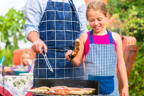 Photo: Grillparty bei Familie im Garten vor Haus Grillparty bei Familie im Garten vor Haus
