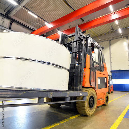 Photo: Gabelstapler in Produktionshalle Gabelstapler in Produktionshalle