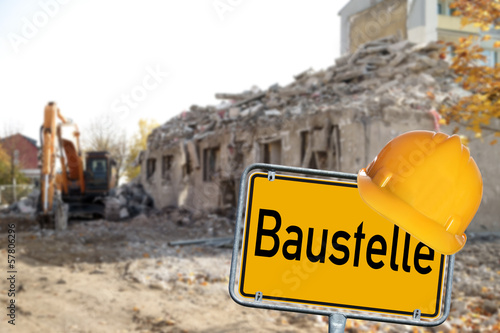 Photo: Abrisshaus mit Baustellenschild Abrisshaus mit Baustellenschild
