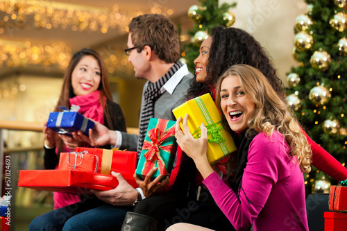 Photo: Freunde kaufen Geschenke an Weihnachten Freunde kaufen Geschenke an Weihnachten
