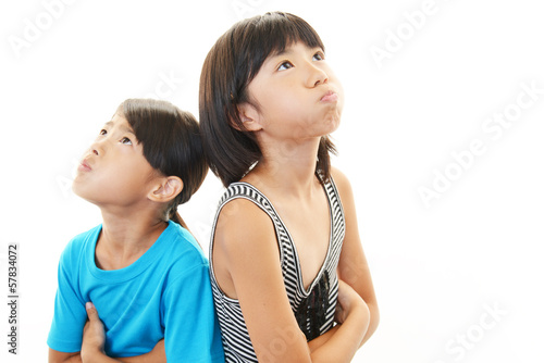 Photo: 怒った表情の姉妹 怒った表情の姉妹