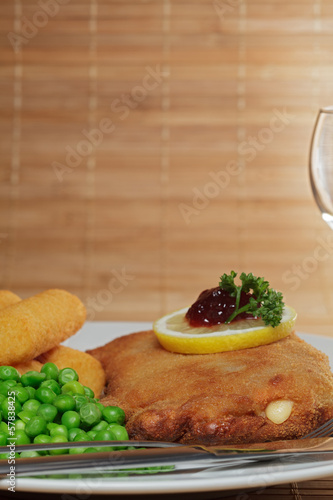Photo: Cordon bleu, Erbsen, Kroketten Cordon bleu, Erbsen, Kroketten
