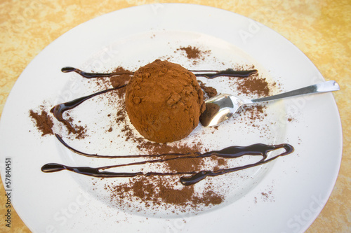 Photo: Tartufo auf Teller mit Löffel Tartufo auf Teller mit Löffel