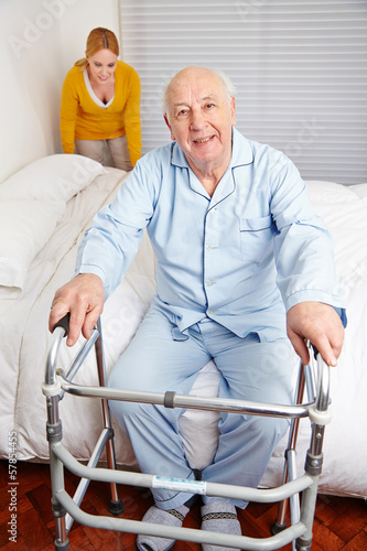 Photo: Senior am Bett zu Hause mit Gehhilfe Senior am Bett zu Hause mit Gehhilfe