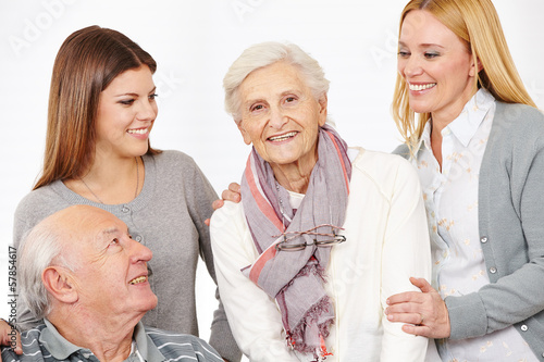 Photo: Drei Generationen mit Senioren und Frauen Drei Generationen mit Senioren und Frauen