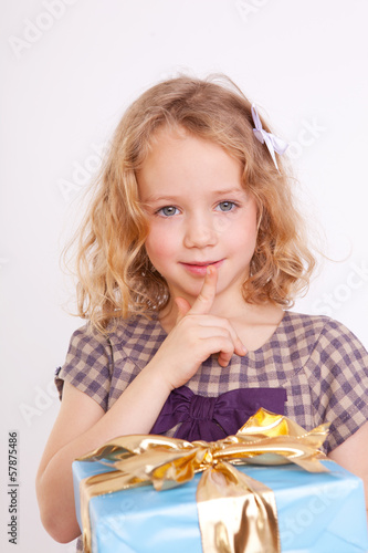 Photo: kind mit geschenk kind mit geschenk