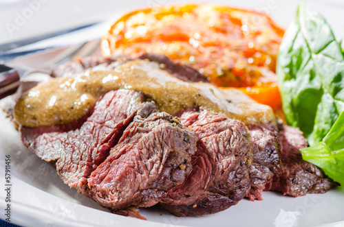 Photo: Roastbeef with salad, roasted tomato and pepper sauce Roastbeef with salad, roasted tomato and pepper sauce