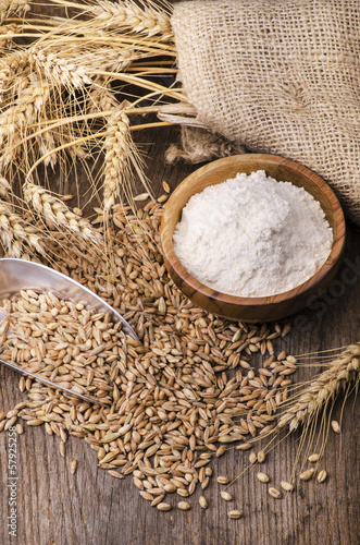 Photo: ambientazione di cereali con farina ambientazione di cereali con farina