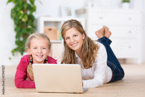 Photo: mutter und kind mit laptop zu hause mutter und kind mit laptop zu hause