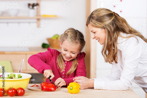 Photo: kind lernt paprika schneiden kind lernt paprika schneiden
