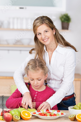 Photo: mutter und tochter bereiten obstsalat zu mutter und tochter bereiten obstsalat zu