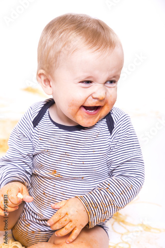 Photo: Bub mit verschmierten Sachen hat Spass Bub mit verschmierten Sachen hat Spass