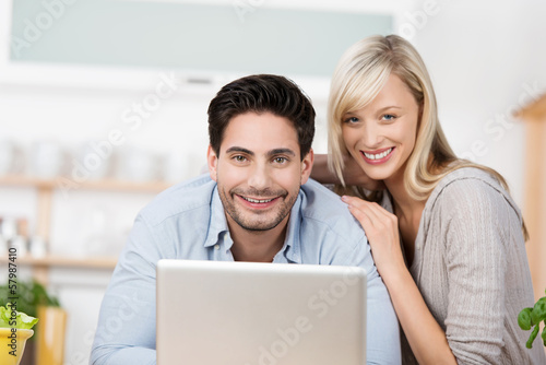 Photo: paar bestellt im internet paar bestellt im internet