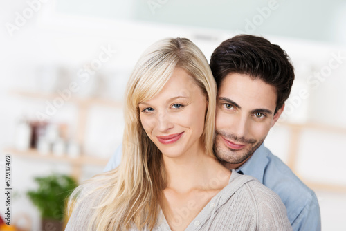 Photo: verliebtes paar zu hause verliebtes paar zu hause