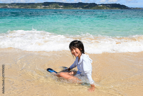 Photo: 海辺で寛ぐ笑顔の女の子 海辺で寛ぐ笑顔の女の子