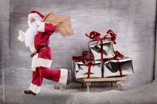 Photo: weihnachtsmann mit schlitten weihnachtsmann mit schlitten