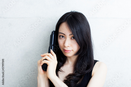 Photo: 拳銃を持った女性 拳銃を持った女性