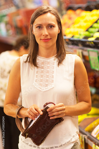 Photo: Frau mit Handtasche im Supermarkt Frau mit Handtasche im Supermarkt