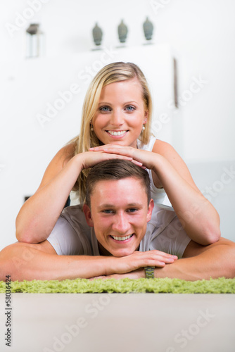 Photo: glücklich lachendes paar glücklich lachendes paar