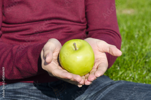 Photo: hände halten einen apfel hände halten einen apfel