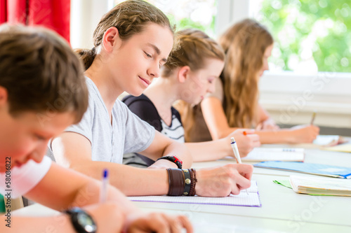 Photo: Schüler schreiben Klassenarbeit oder Test in Schule Schüler schreiben Klassenarbeit oder Test in Schule