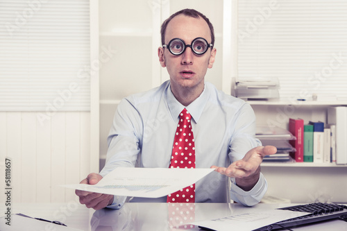 Photo: Der hartnäckige Verkäufer - gestresster Manager mit Brille Der hartnäckige Verkäufer - gestresster Manager mit Brille