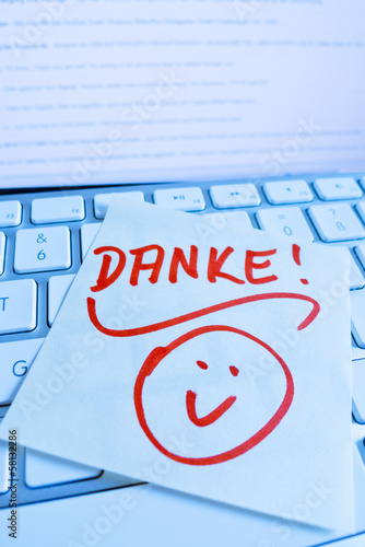 Photo: Notiz auf Computer Tastatur: Danke Notiz auf Computer Tastatur: Danke