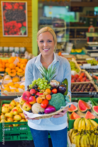 Photo: Frau am Obst und Gemüsemarkt Frau am Obst und Gemüsemarkt