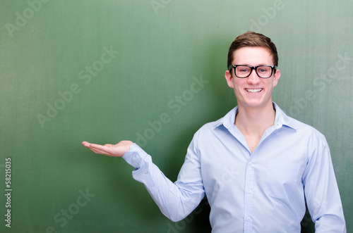 Photo: junger mann mit ausgestreckter hand junger mann mit ausgestreckter hand