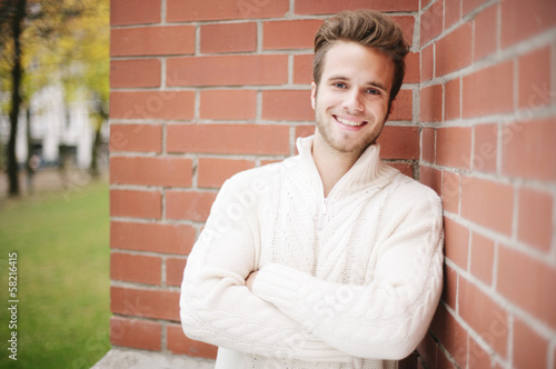 Photo: junger attraktiver Mann junger attraktiver Mann