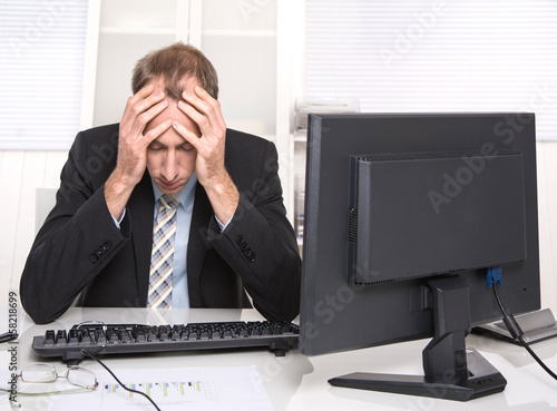 Photo: Mann frustriert und deprimiert im Büro - erfolgloser Manager Mann frustriert und deprimiert im Büro - erfolgloser Manager