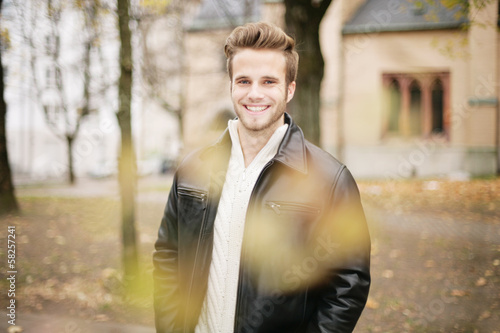 Photo: attraktiver Mann im Park attraktiver Mann im Park