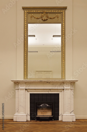 Photo: cheminée ancienne en marbre blanc et miroir cheminée ancienne en marbre blanc et miroir