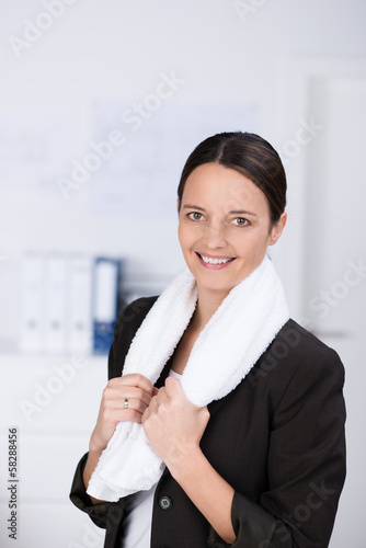 Photo: sportliche frau im büro sportliche frau im büro