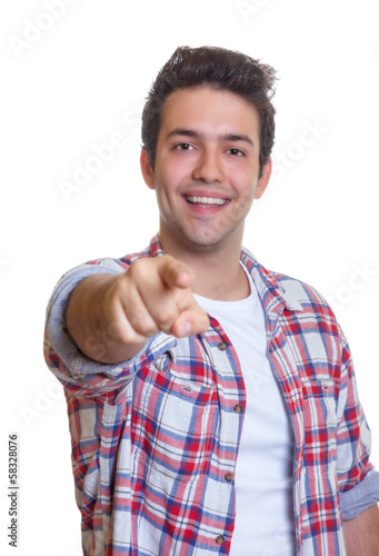 Photo: Mann mit kariertem Hemd zeigt mit Finger zur Kamera Mann mit kariertem Hemd zeigt mit Finger zur Kamera