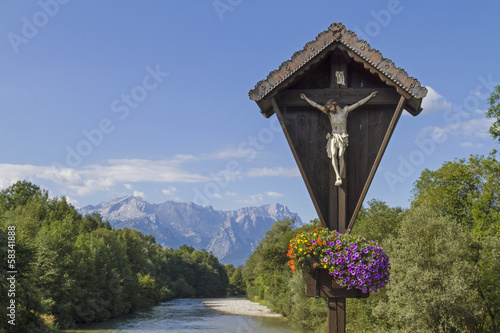 Photo: Holzkreuz mit Wettersteingebirge Holzkreuz mit Wettersteingebirge