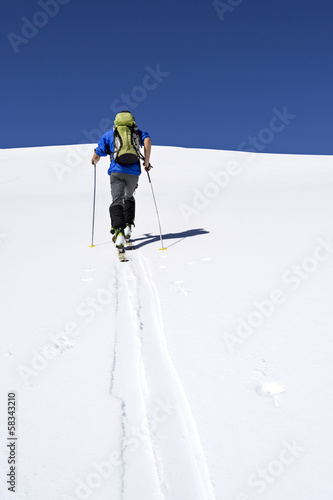 Photo: scialpinista ascende verso la vetta, Alpi italiane scialpinista ascende verso la vetta, Alpi italiane