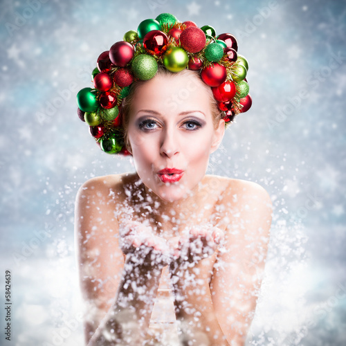 Photo: junge Frau pustet Schnee junge Frau pustet Schnee