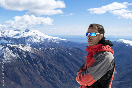 Photo: uomo abbigliamento invernale montagna guarda panorama uomo abbigliamento invernale montagna guarda panorama