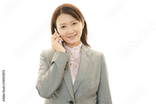 Photo: スマートフォンで会話をする女性 スマートフォンで会話をする女性