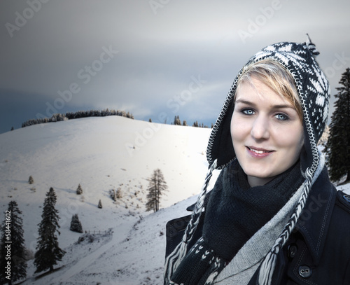Photo: Mädchen vor einer Winterlandschaft Mädchen vor einer Winterlandschaft