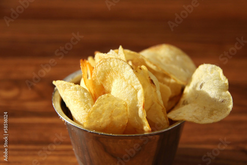 Photo: portion kartoffelchips in kleinem schälchen portion kartoffelchips in kleinem schälchen