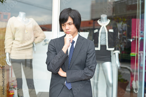 Photo: 悩む男性 悩む男性