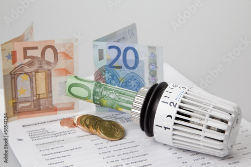 Photo: Heizkosten Konzept mit Thermostat und Geldscheinen Heizkosten Konzept mit Thermostat und Geldscheinen