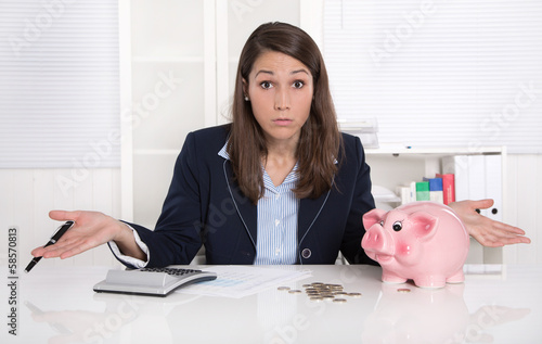 Photo: Frau im Büro - Arbeit in der Finanzbuchhaltung Frau im Büro - Arbeit in der Finanzbuchhaltung